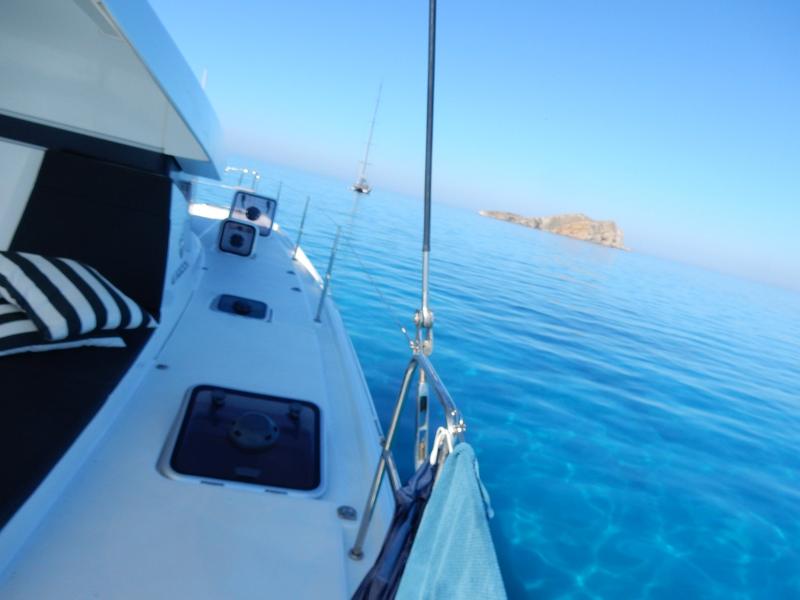 Acqua trasparente vista dalla prua