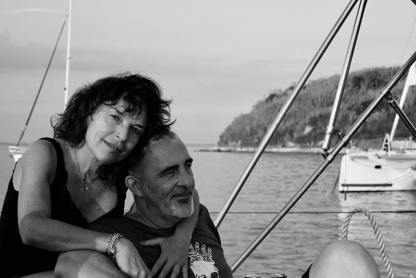 Claudio e Monica a bordo, in bianco e nero