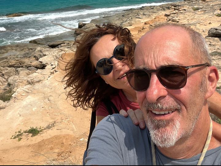 Selfie di Claudio e Monica sugli scogli di Formentera