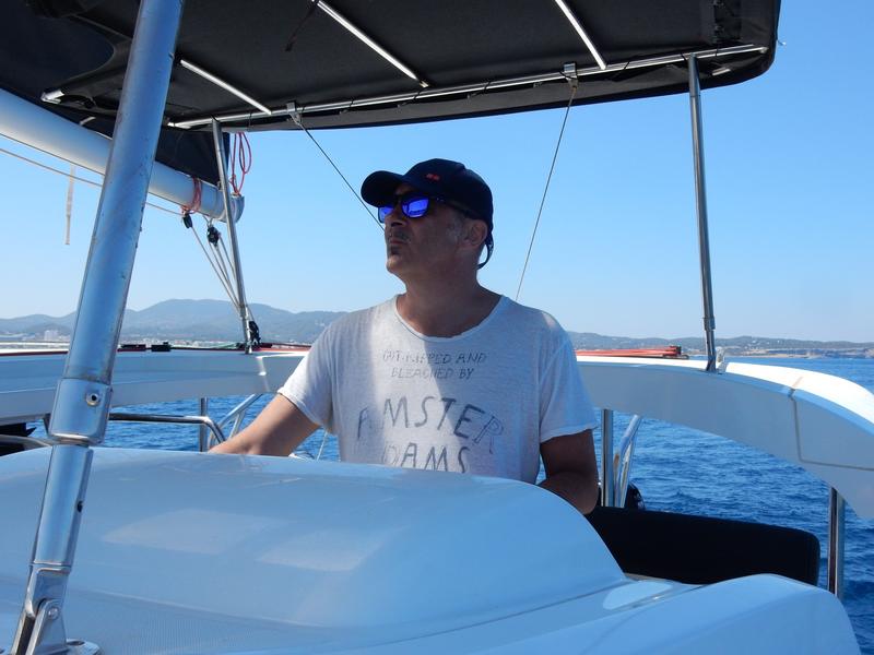 Claudio al timone di un catamarano