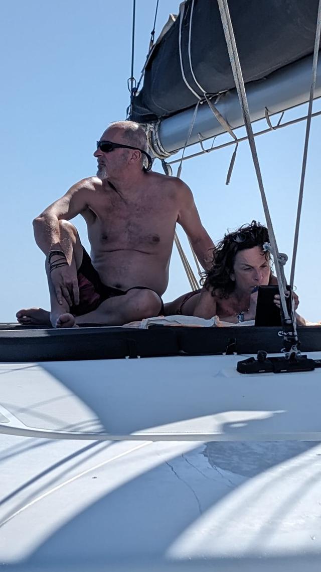 Claudio e Monica sul trampolino del catamarano