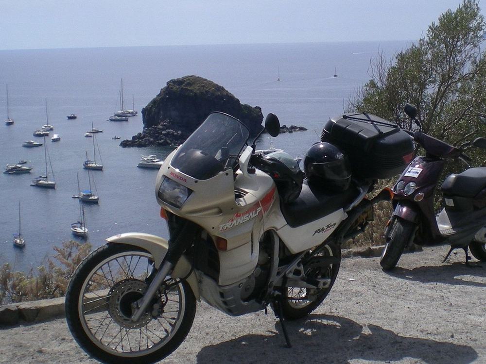 La Transalp sulle Eolie con le barche sullo sfondo